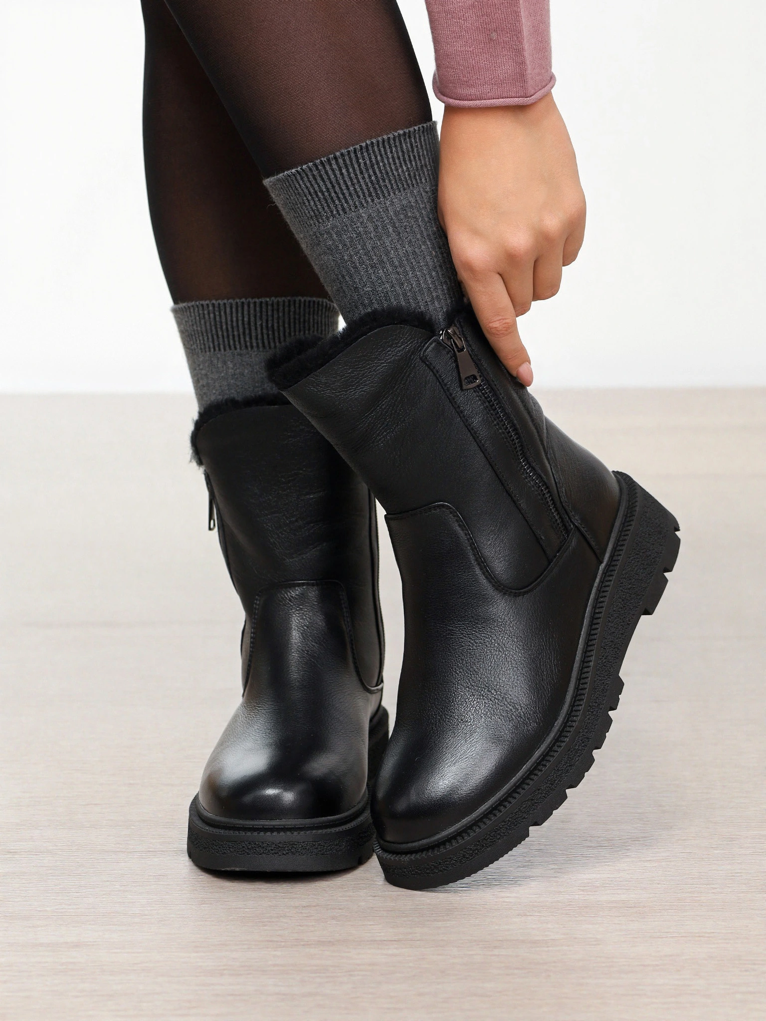 Ботинки черного цвета с двумя боковыми молниями